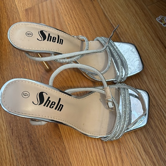 Silver Heels - Picture 2 of 3